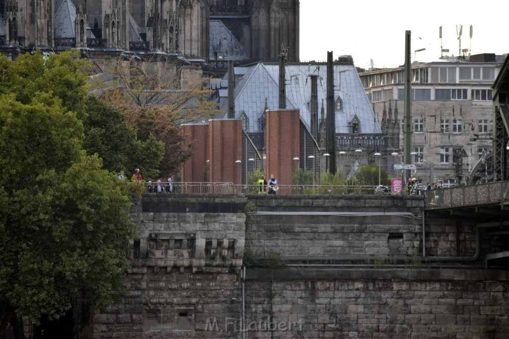 PSpringt kein Suizid Brueckenspringer Koeln Hohenzollernbruecke P075.JPG - Miklos Laubert